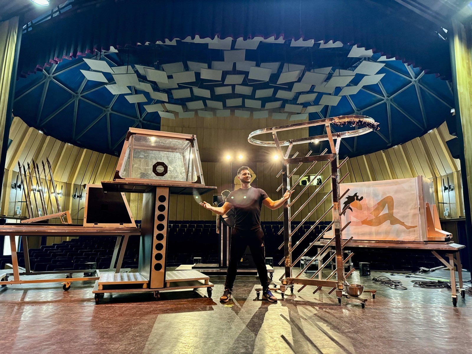 Zee Zeus — stage setup with large-scale illusion props